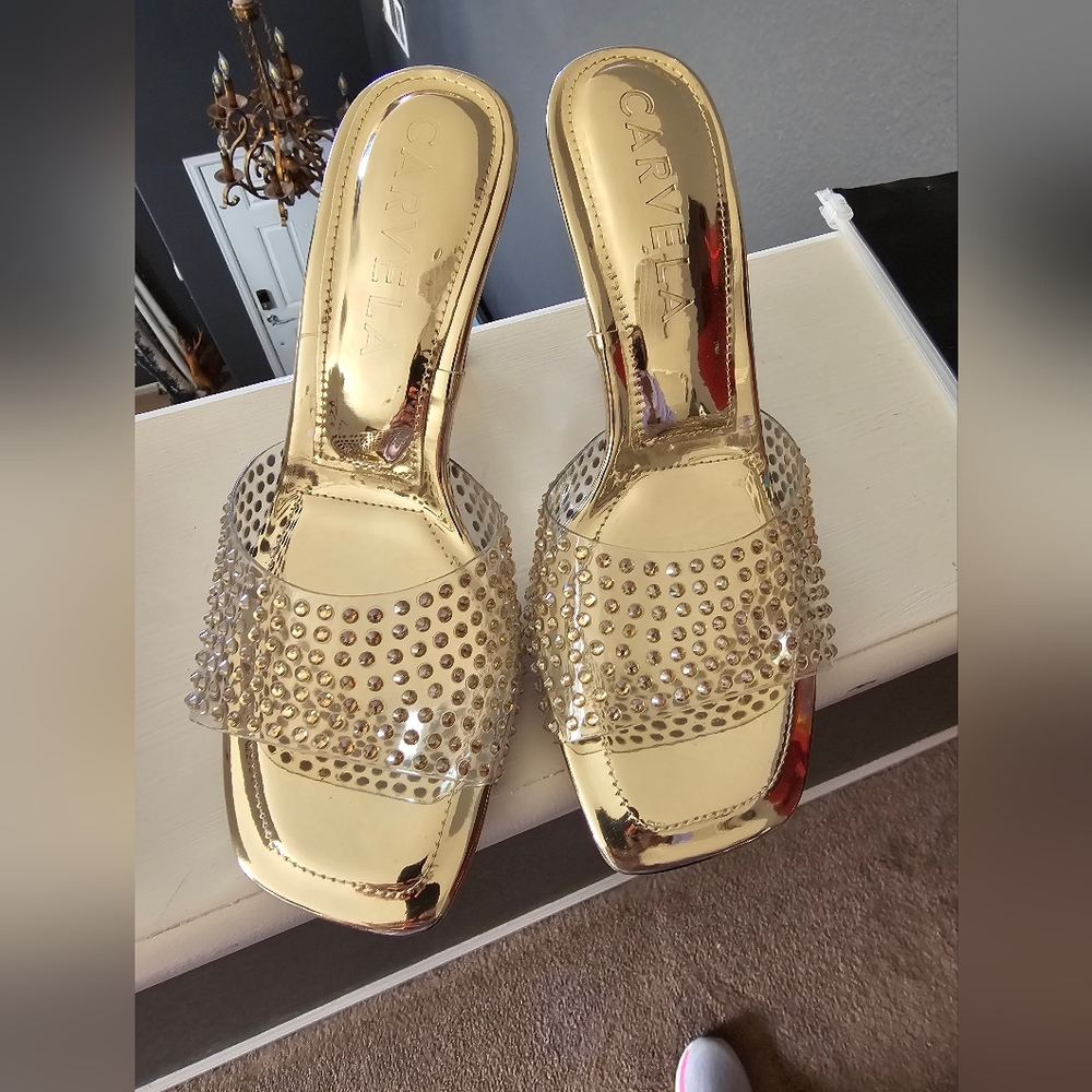 NWT Carvela gold slide kitten heels. Absolutely beautiful, never worn. Size 8.5